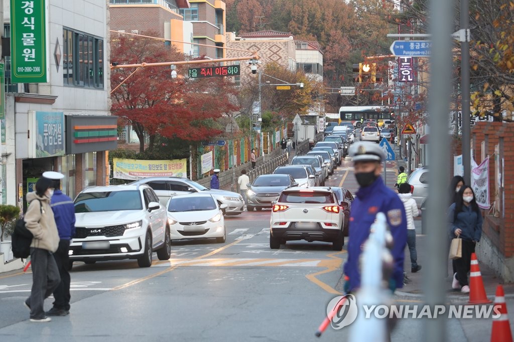 [수능] "늦었어요" "택시가 안잡혀요"…광주전남경찰 수험생 수송