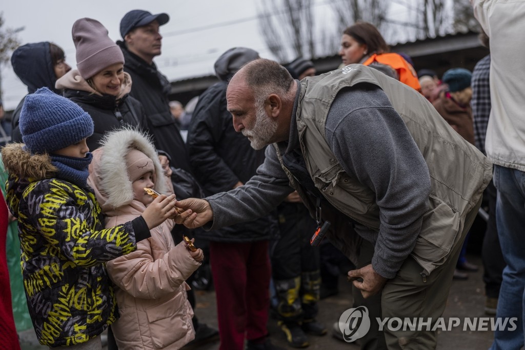 "서너달 외국 있어달라"…러 폭격에 우크라 전력시설 절반 파괴(종합)