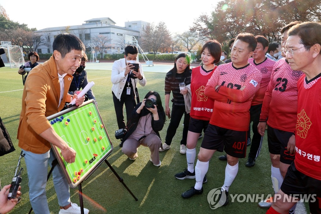 "진 팀이 예산안 양보?"…여야, 대립속 22년만에 친선 축구대회(종합)