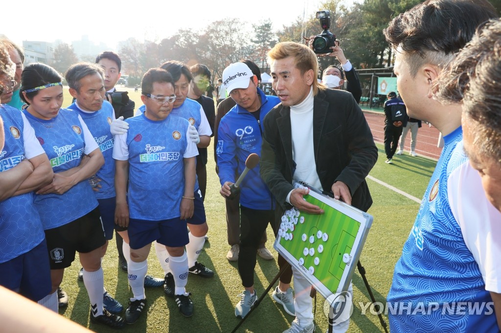 "오늘만큼은 웃고 격려"…여야, 대립속 22년만에 친선 축구대회