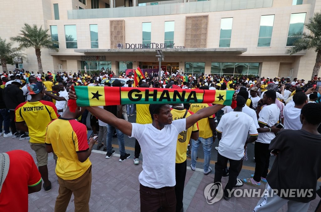 [월드컵] 경기장 밖에서 응원하는 가나 노동자들…한국전도 목청 높인다