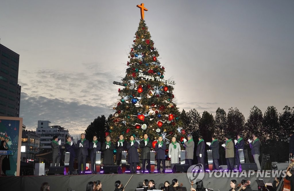 서울광장에 성탄 트리 점등…오세훈 "위로와 치유의 빛 되길"