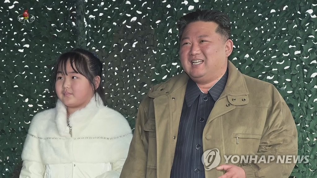 북한TV, 김정은 딸 이틀째 공개…손 꼭잡고 다정함 과시