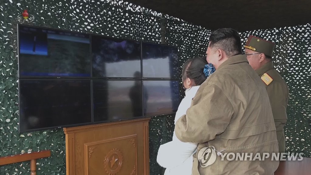 북한TV, 김정은 딸 이틀째 공개…손 꼭잡고 다정함 과시