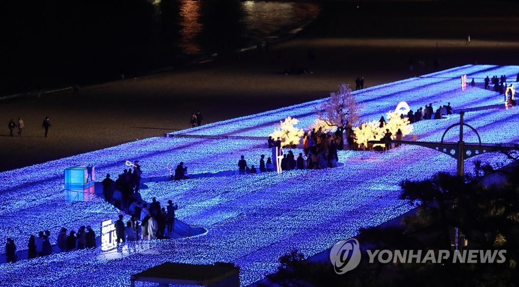 늦가을 즐기려는 나들이객으로 주요 관광지 '북적'