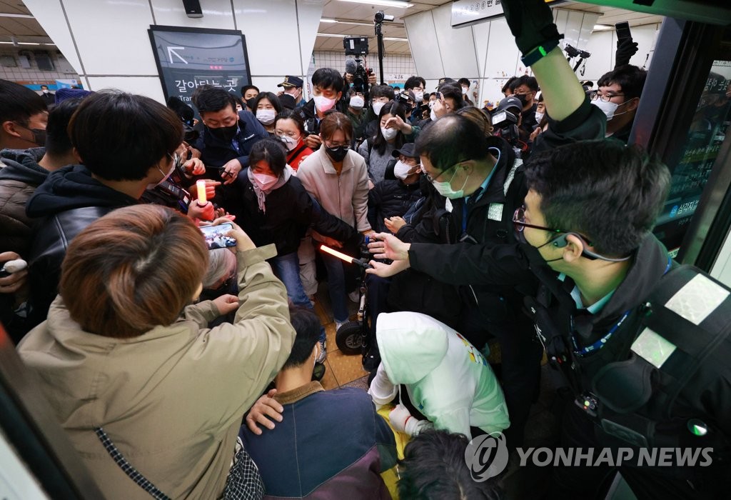 전장연, 4호선 삼각지역 승강장에 농성천막치려다 경찰과 충돌