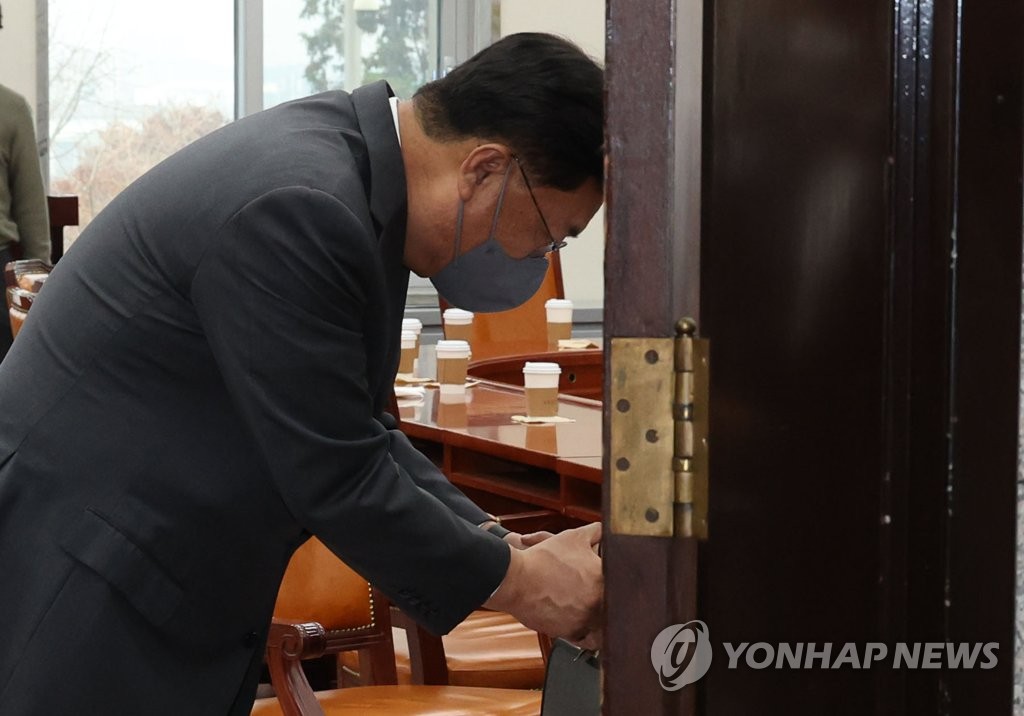 [이태원 참사] 영정 들고 국회 찾은 유족들…與 "원인규명 최선"(종합)