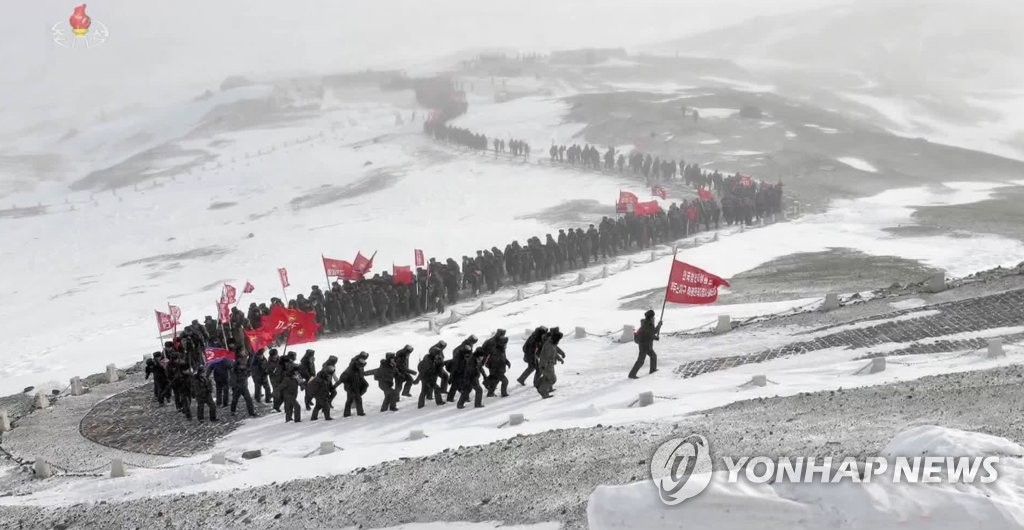 북, '영하30도' 백두산답사 연일 독려…"총비서를 따르는길"