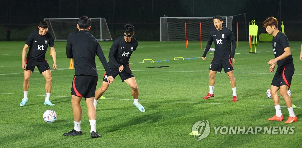 [월드컵] 우루과이전 이틀 앞둔 벤투호, '손흥민 몸개그'로 분위기 띄워