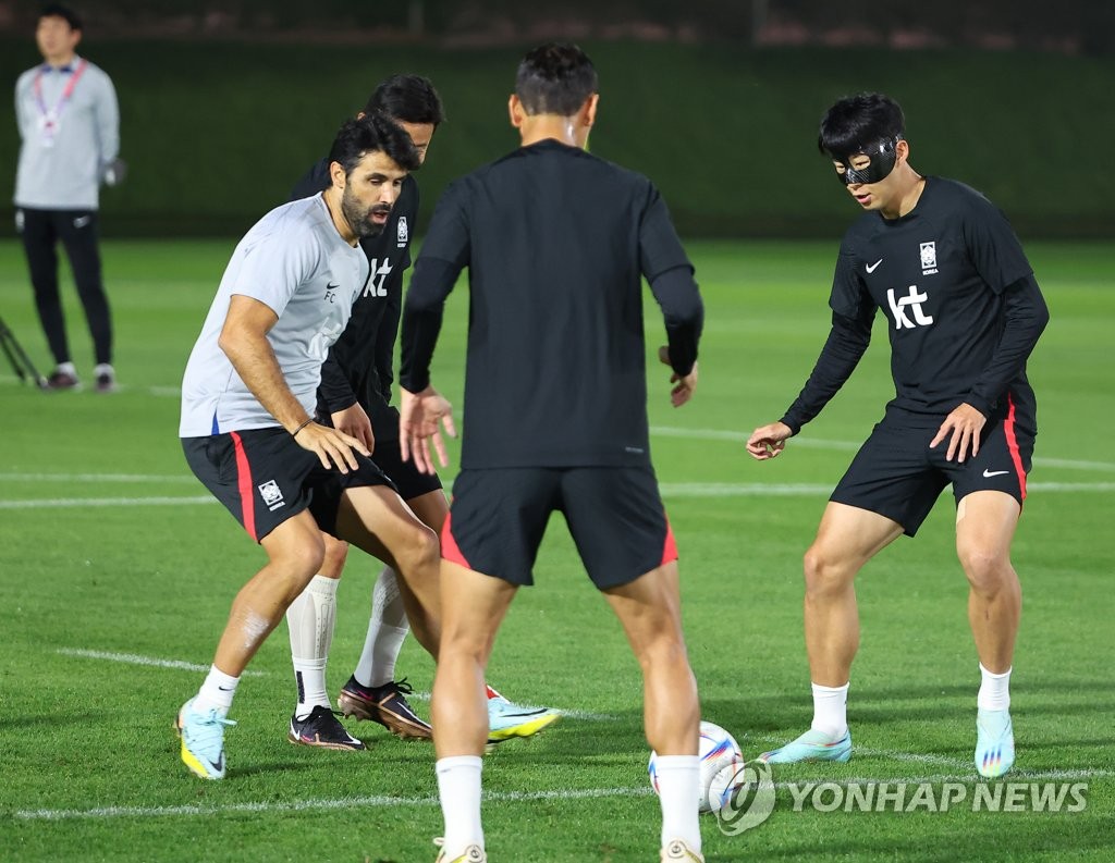 [월드컵] 우루과이전 이틀 앞둔 벤투호, '손흥민 몸개그'로 분위기 띄워