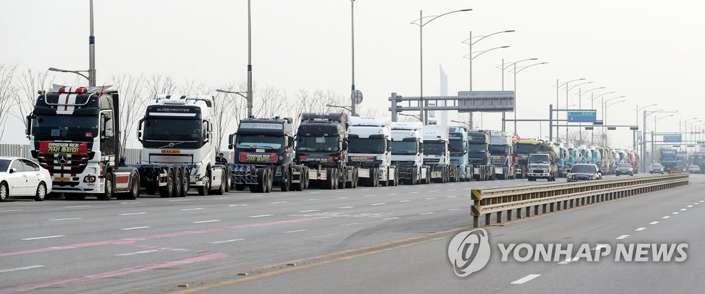 화물연대 파업 둘째날…인천항 화물 반출입 차질 악화