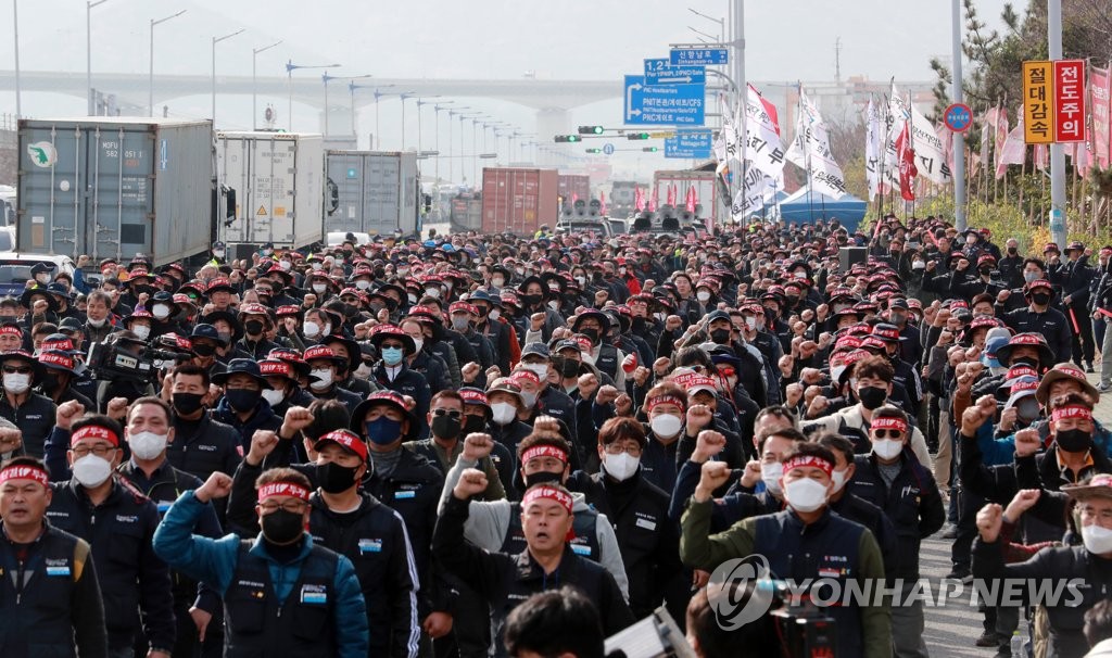 화물연대 파업 사흘째…충돌 긴장 속 주말 곳곳 물류 운송 차질