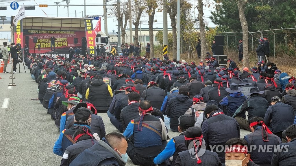 전북지역 화물차도 멈춰 서…화물연대 1천여명 군산항 집결(종합)