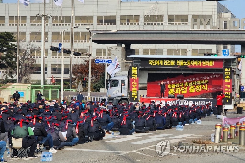 아산서 화물연대 노조원과 제품 반출 운송업체 간 승강이