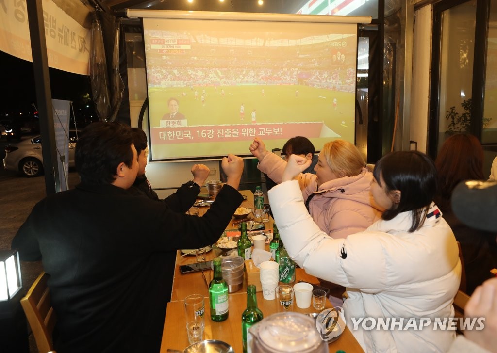 [월드컵] "응원에는 치킨"…한국 첫경기에 치킨업계 매출 '껑충'