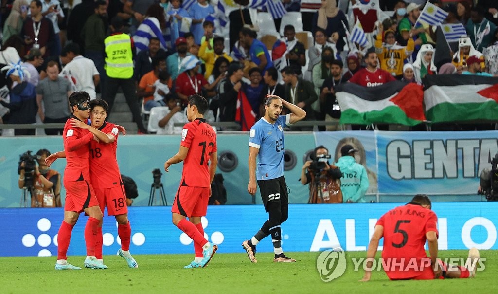 [월드컵] '손흥민 마스크 투혼' 한국, '골대 두 번' 우루과이와 무승부