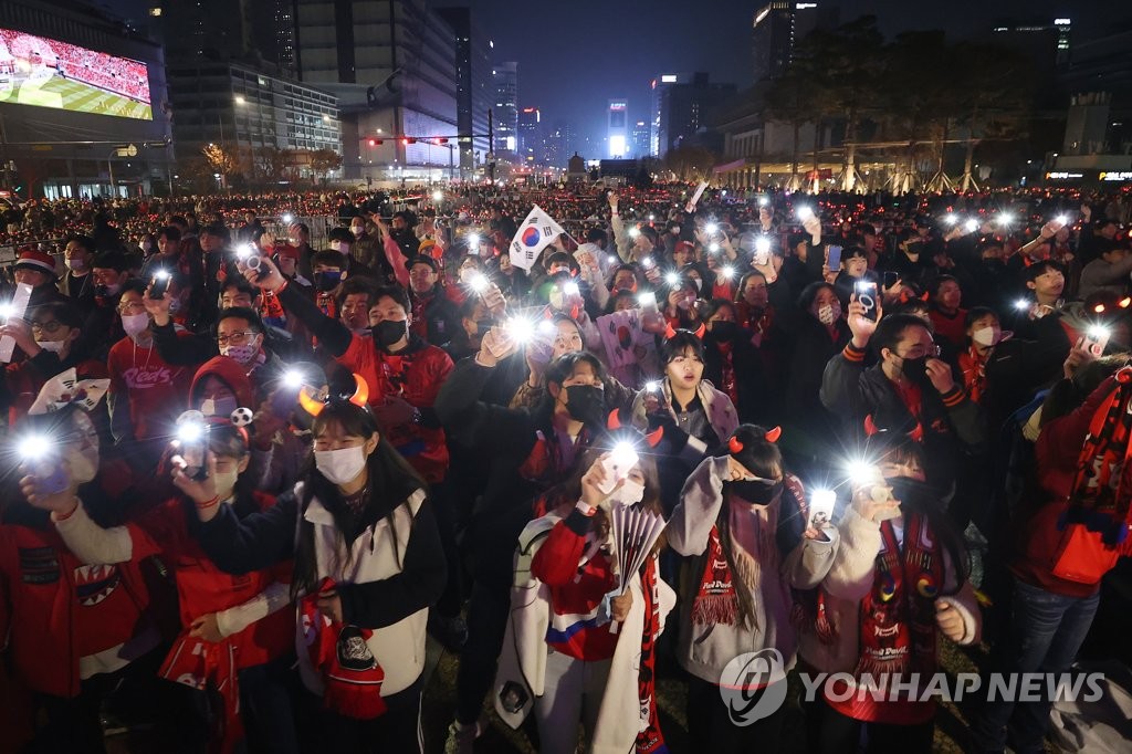 [월드컵] 광화문광장 '빗속 응원전' 임시대피소 설치