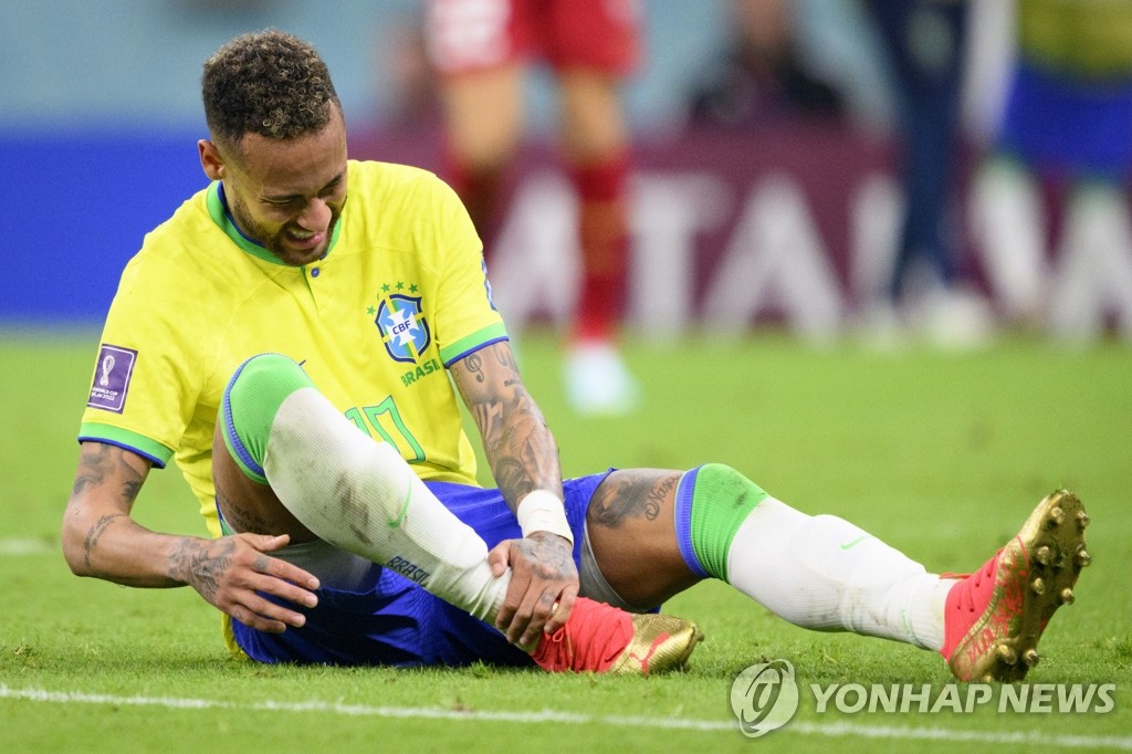 [월드컵] 브라질 감독 "'발목 통증' 네이마르, 계속 뛸 것이라고 확신"