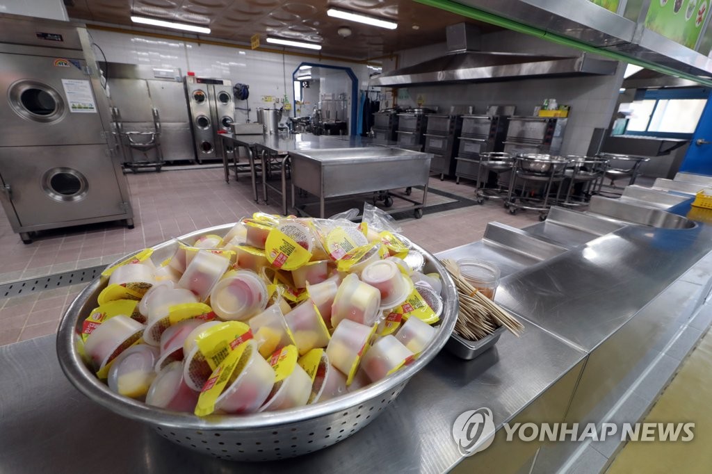 '밥 대신 빵·우유'…학교 비정규직 파업에 대체급식