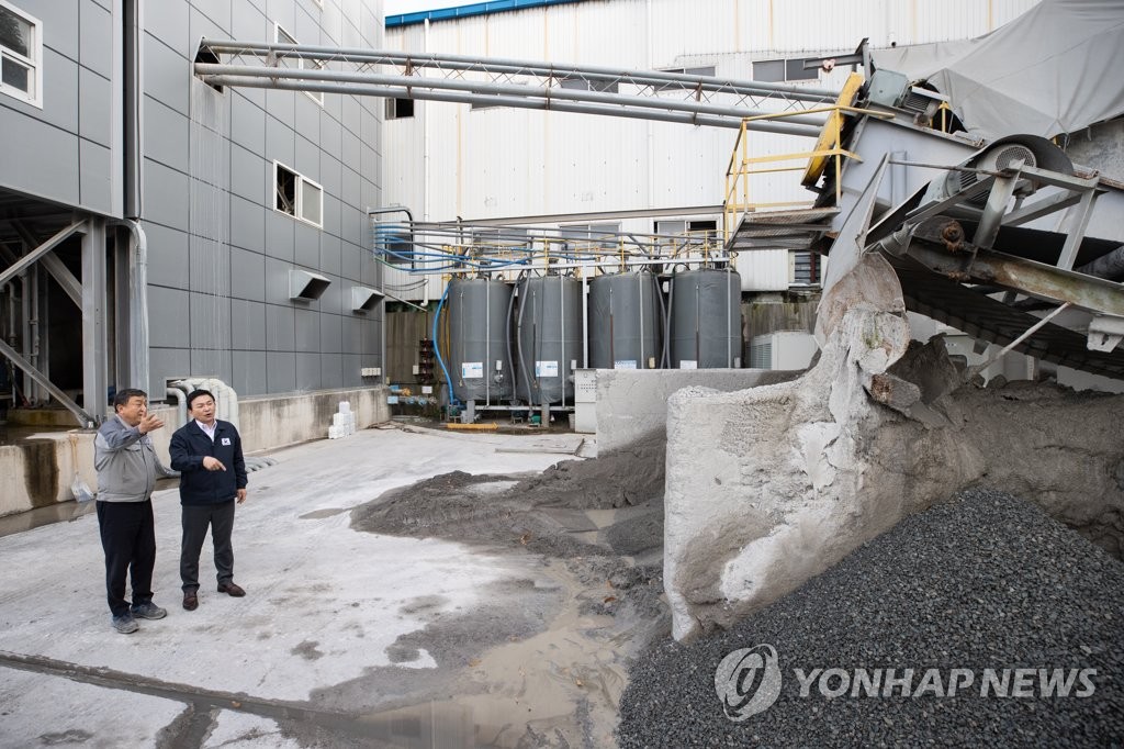 화물연대 파업 사흘째…충돌 긴장 속 주말 곳곳 물류 운송 차질