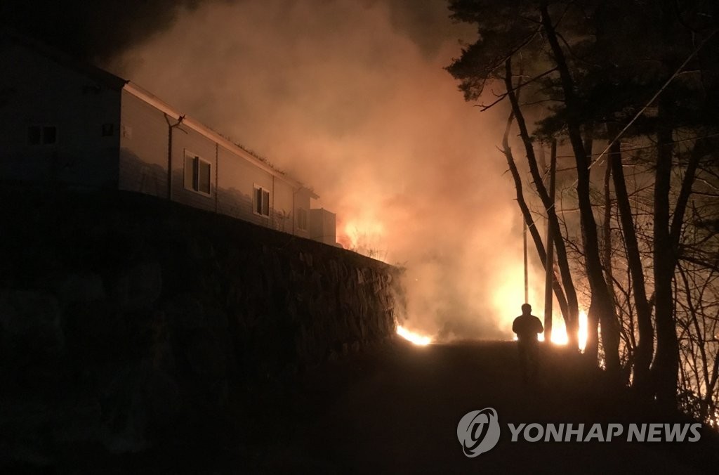 강원 동해안 강풍에 '휘청'…산불·담벼락 붕괴 등 피해 속출