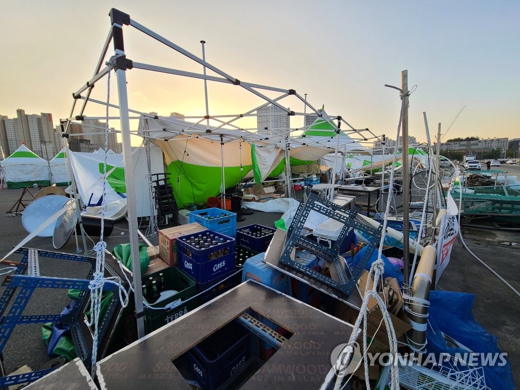 강원 동해안 강풍에 '휘청'…산불·담벼락 붕괴 등 피해 속출