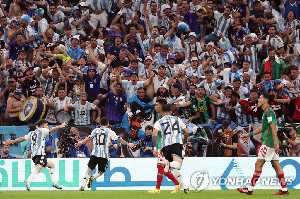 [월드컵] '메시 결승골' 아르헨티나, 멕시코 2-0 완파하고 '기사회생'(종합)