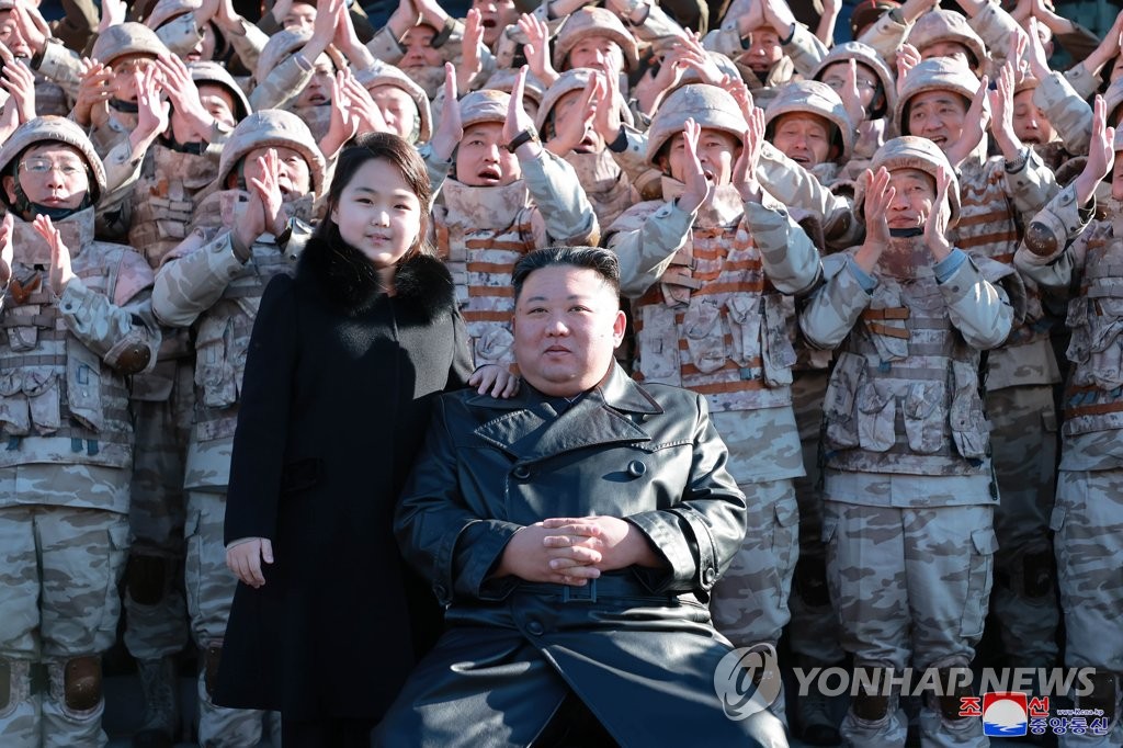 김정은, 공개행사에 또 둘째딸 동행…"핵전쟁억제력 강화"(종합)