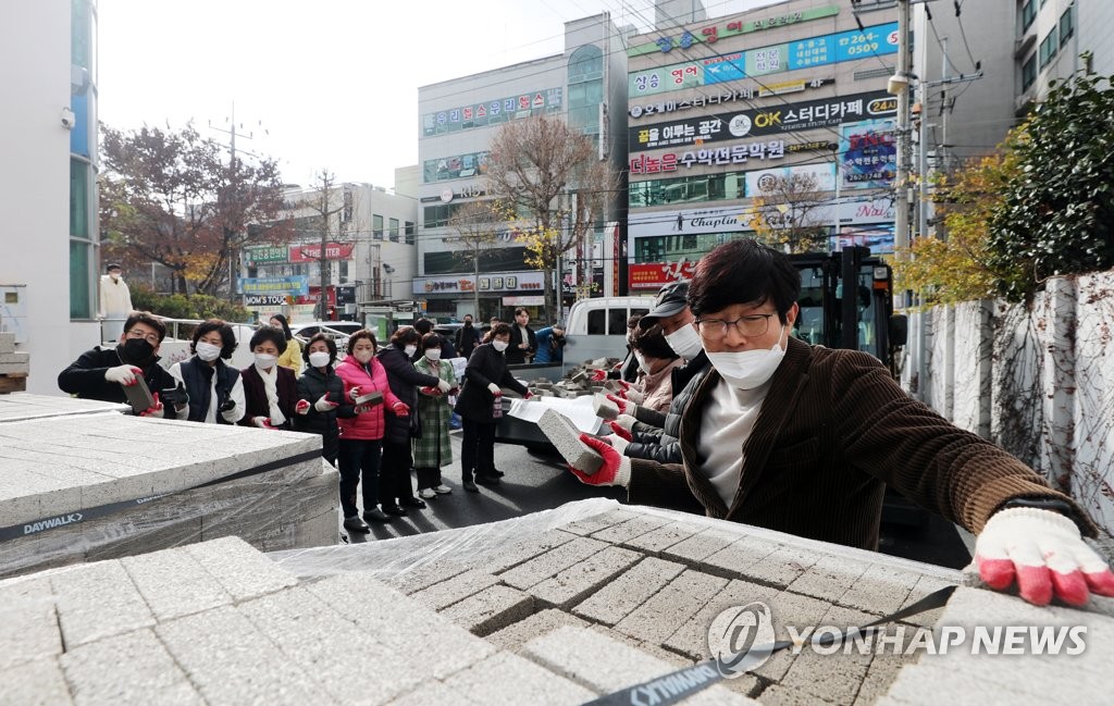 '가뭄 위기' 양변기 수조에 넣을 벽돌 1만장 나눔