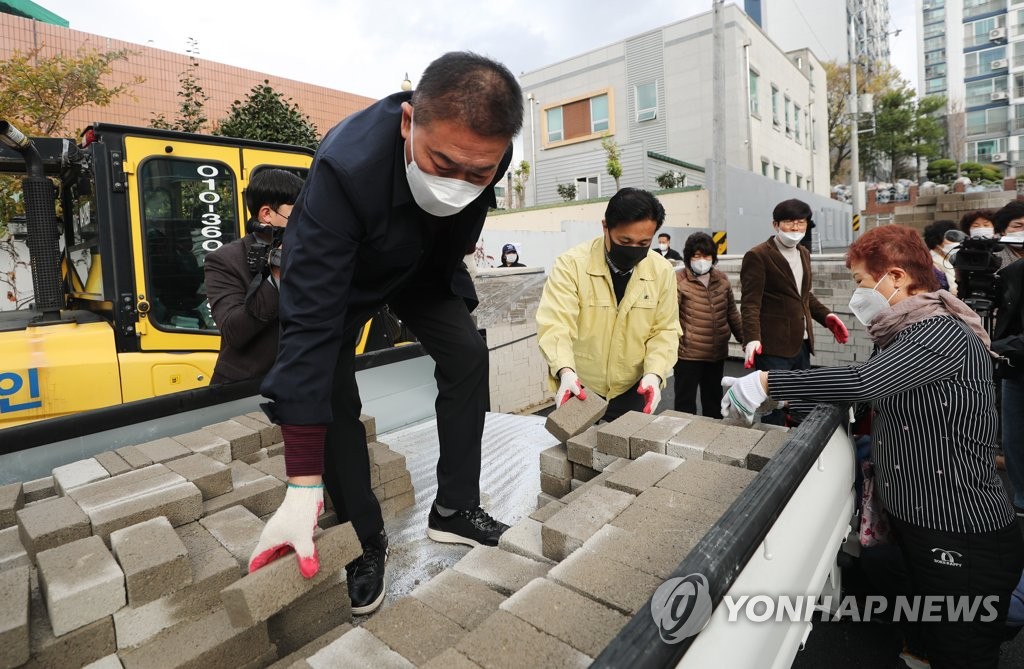 "물 끊기느니, 줄이는 노력을"…광주시 수압조절 독려에 '진땀'