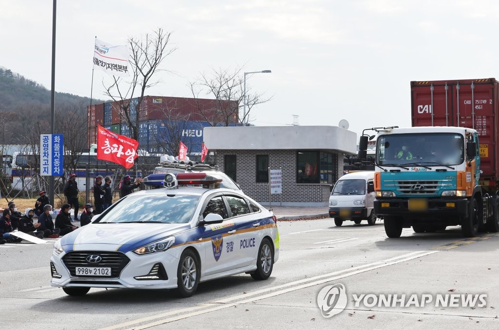 현대차, 완성차 탁송에 직원 투입 지속…경찰, 화물차 에스코트