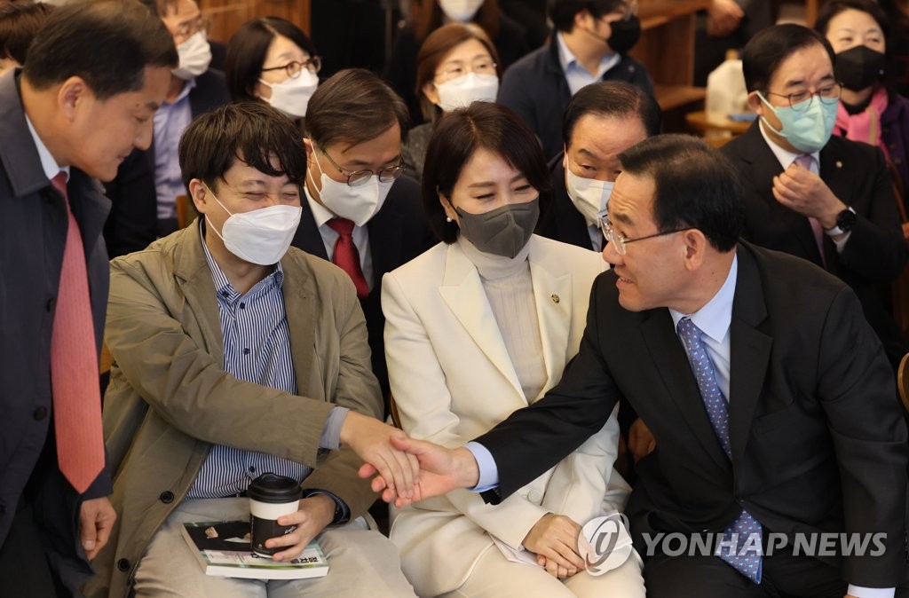 징계 후 첫 공개행사 참석 이준석 "저도 총선 전략 고민 중"