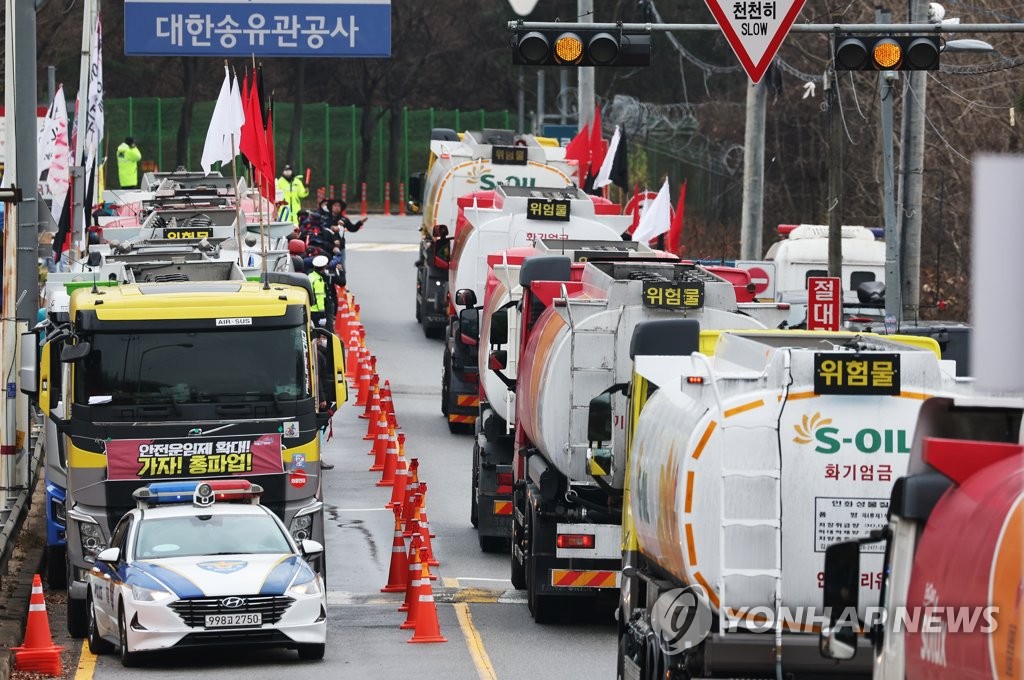 업무개시명령에 화물연대 삭발투쟁 대응…산업계 피해 확산