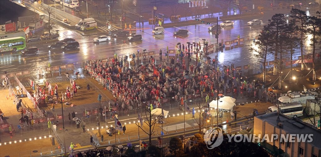 [월드컵] 거센 빗줄기에도 광화문광장 응원 나온 시민들
