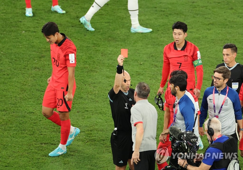 [월드컵] EPL서 '손흥민 퇴장' 심판, 카타르서는 '벤투에 레드카드'