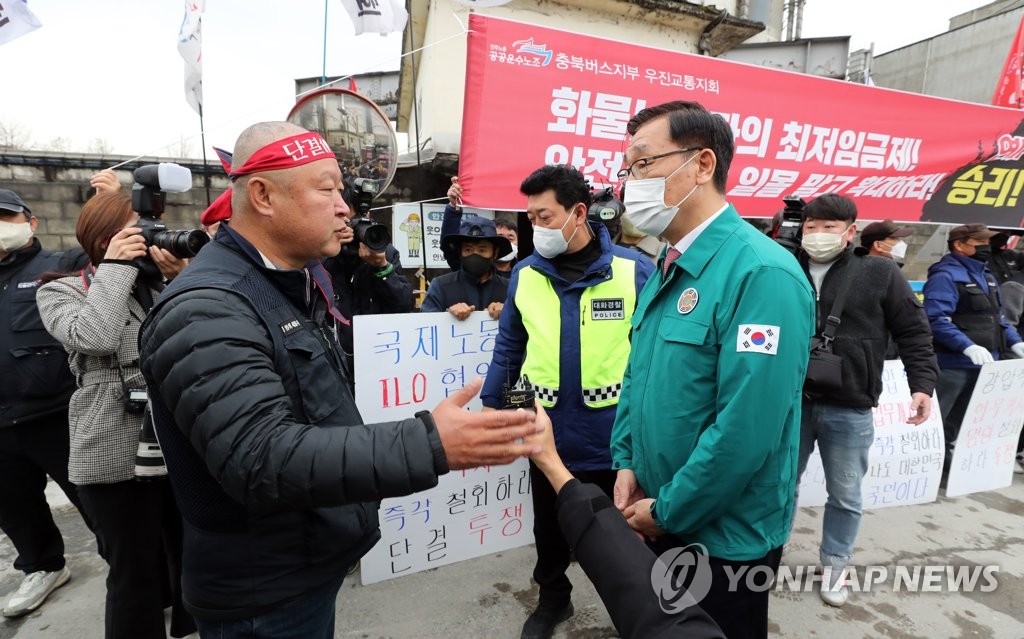 시멘트 업무개시명령 통보에…삭발로 투쟁의지 다진 화물연대