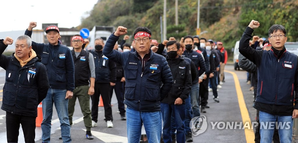 제주 화물연대, 업무개시명령 거부…레미콘 제조사는 가동 중단