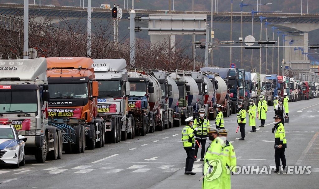 경찰, 화물연대 불법행위 9건 수사…조합원 15명 입건