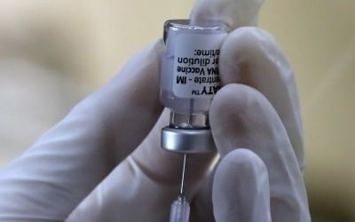 中, 코로나19 '3년 만에' 화이자 백신 접종 허용…단, 외국인 대상 