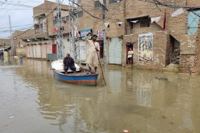파키스탄 남부서 '배수로'에 밴 추락…"20명 이상 사망"