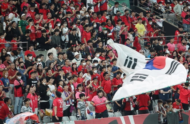 지난 9월 27일 오후 서울 마포구 서울월드컵경기장에서 열린 한국 대 카메룬 축구 대표팀의 평가전에서 붉은악마들이 마스크를 벗고 응원하고 있다. 사진=연합뉴스