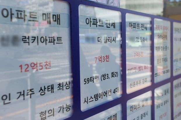 서울 시내 한 부동산중개업소에 붙은 전세 안내문. 사진=연합뉴스