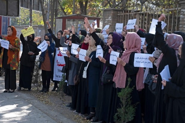 아프가니스탄 여성 30여명이 수도 카불 소재 카불대 앞에서 대학측의 여학생 기숙사 퇴실조치에 항의하는 시위를 벌이고 있다. 시위 참가자들은 기숙사 규정 위반을 이유로 쫓겨난 학생들이 모두 여성이라며 여성 교육권 보장을 요구했다. 현재 아프간 중·고교 여학생 교육은 탈레반 재집권 후 1년 넘게 중단된 상황이다. /사진=AFP