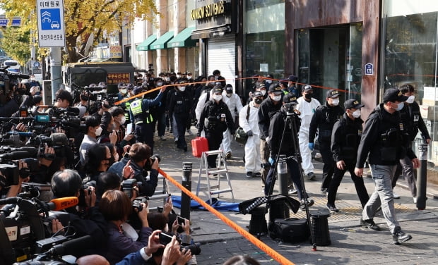 31일 오후 국립과학수사연구원 및 경찰 관계자 등이 이태원 압사 참사 현장감식을 위해 서울 용산구 이태원 사고현장으로 들어가고 있다. 사진=연합뉴스