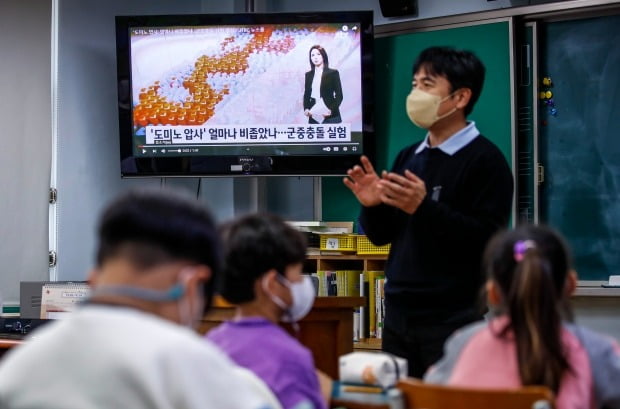 1일 오전 서울 용산구에 위치한 한 초등학교에서 학생들이 가슴에 검은색 리본을 달고 압사사고 관련 안전교육을 받고 있다. /사진=연합뉴스