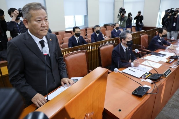 이상민 행정안전부 장관이 1일 오후 국회에서 열린 행정안전위원회 전체회의에서 이태원 참사와 관련해 현안 보고하고 있다.  사진=연합뉴스