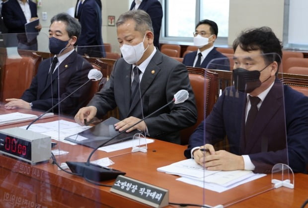 이상민 행정안전부 장관이 1일 오후 국회에서 열린 행정안전위원회 전체회의에서 이태원 참사 현안 보고를 위해 출석해 있다. 왼쪽부터 윤희근 경찰청장, 이 장관, 남화영 소방청장 직무대리 겸 차장.사진=연합뉴스