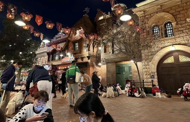 지난달 31일 중국 방역 당국은 상하이 디즈니랜드 방문자 1명이 코로나19 양성 판정을 받자 디즈니랜드를 잠정 폐쇄했다. 사진은 당시 상하이 디즈니랜드 리조트 안 바닥에 앉아있는 관광객들의 모습. /사진=연합뉴스