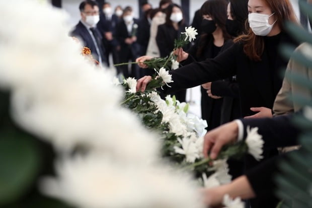 대구 두류공원 내 이태원 참사 희생자 애도하는 손길 / 사진=연합뉴스