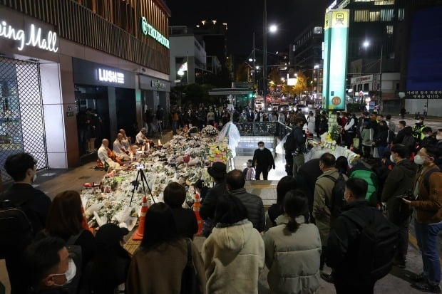 3일 서울 용산구 이태원역 1번 출구 앞 참사 추모 공간을 찾은 시민들이 희생자를 추모하고 있다. /사진=연합뉴스